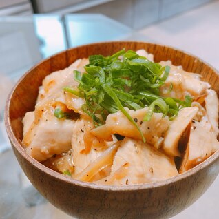 サラダチキンでつくる"塩ダレ丼"